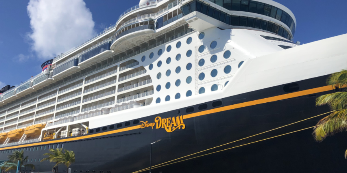 Un padre salta al mar para salvar a su hija de 5 años tras caer de un crucero de Disney