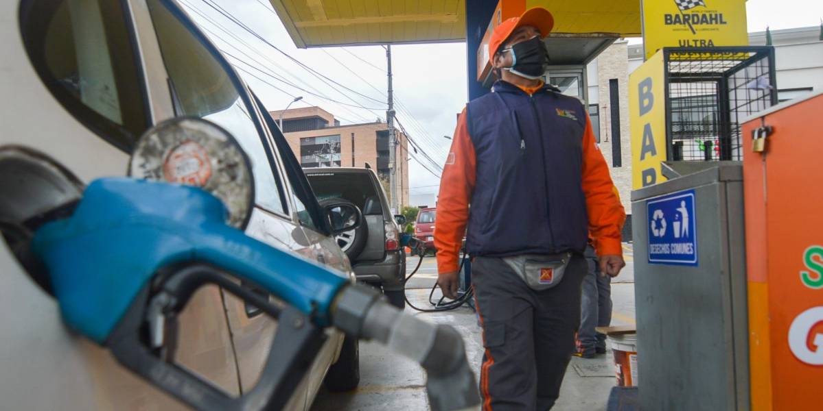 Conductores reclaman escasez de combustible en Cuenca