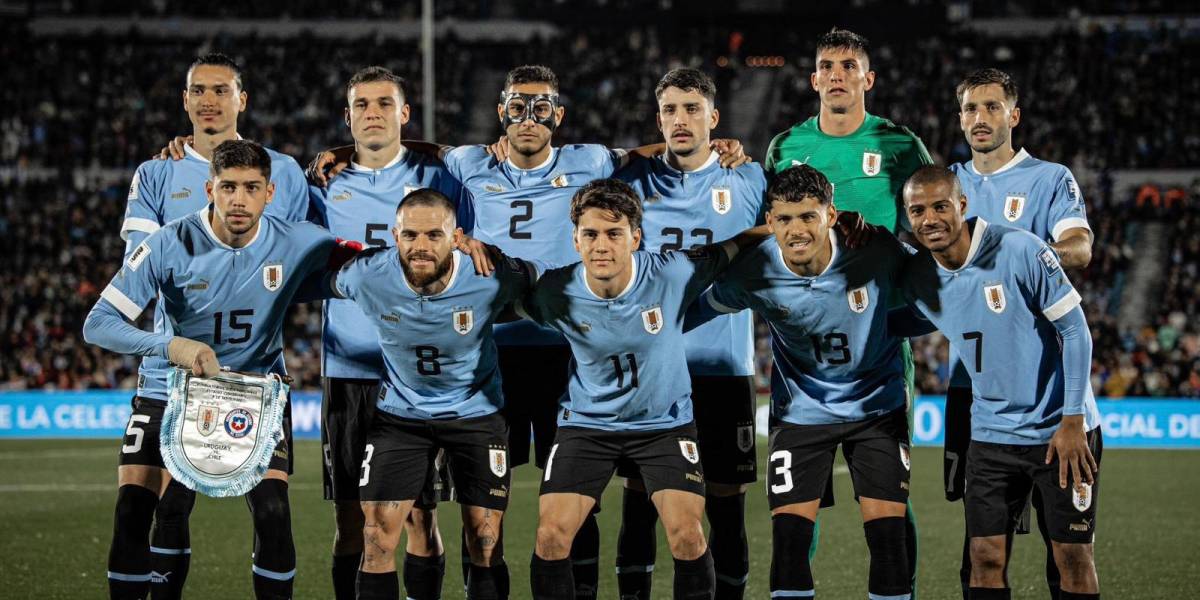 Uruguay vence sin problemas a Chile y no extraña a Suárez-Cavani