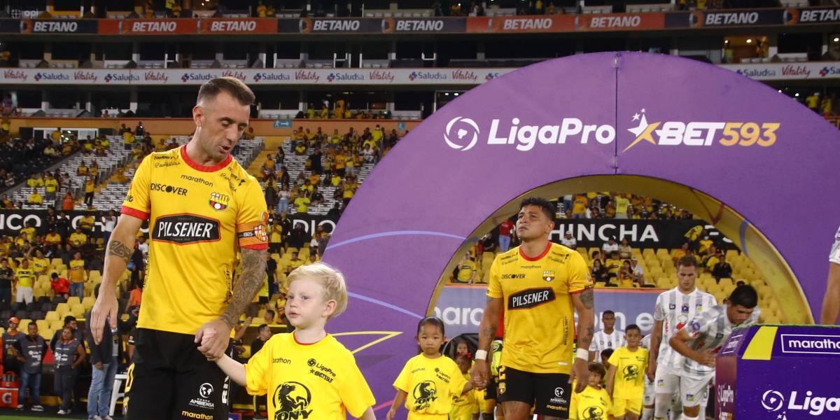 Damián Díaz pasó de la polémica de la cinta de capitán a besarla en la goleada de Barcelona