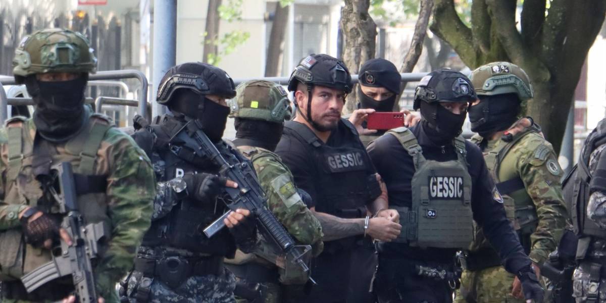 Daniel Salcedo acudió a la Fiscalía en medio de un fuerte operativo de seguridad