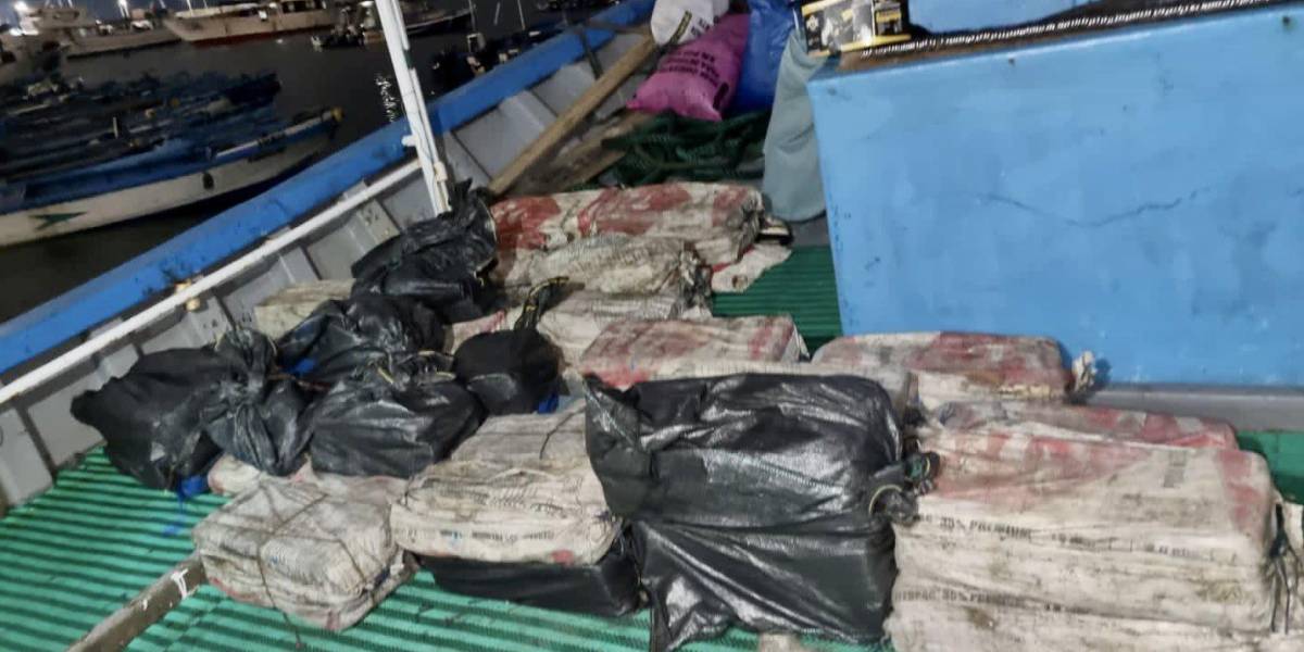 Manta: Policía Nacional halló 500 kilos de cocaína en un barco