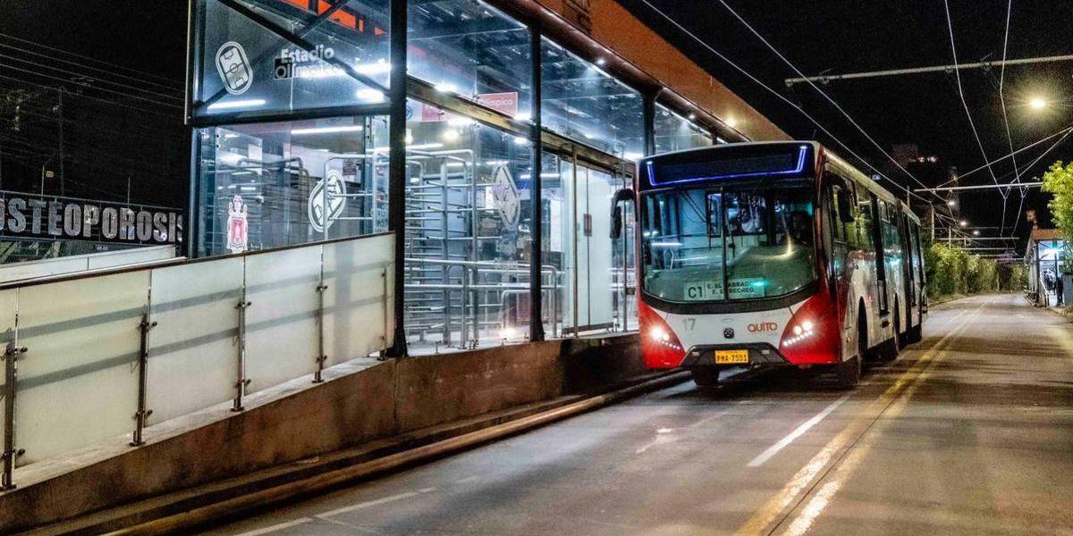 Quito: Trolebús y Ecovía operarán con horarios especiales durante el feriado de Año Nuevo