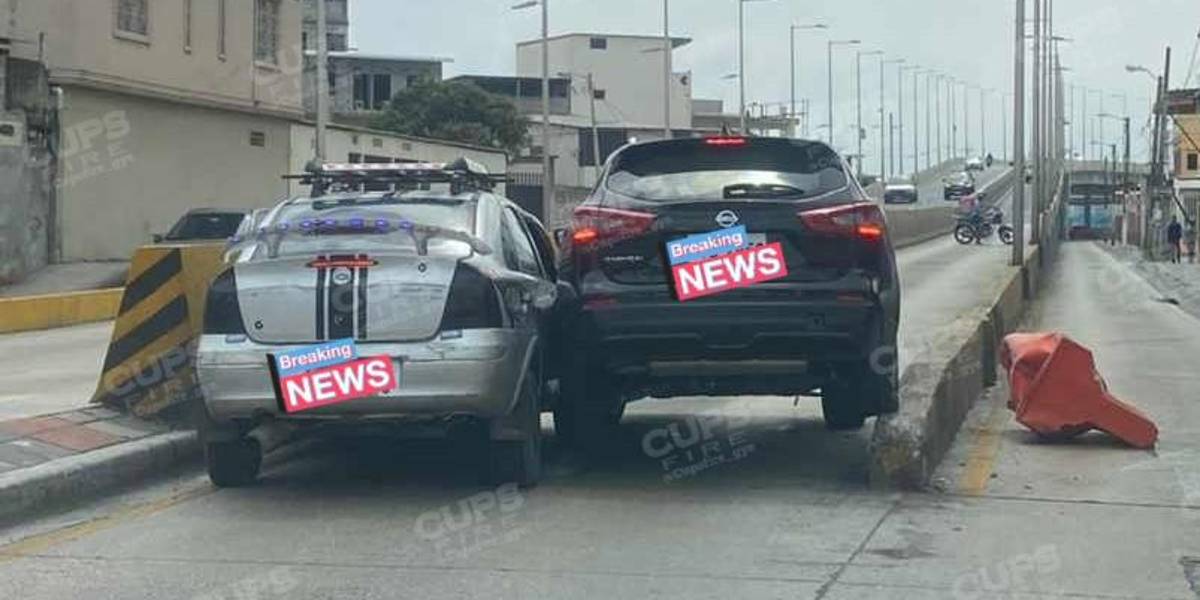 Dos carros en un solo carril la imagen del choque en Guayaquil que se