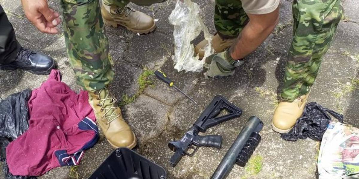 Ejército descubre lanzagranadas y 18 bombas ocultas en un taxi sin placas en Ibarra