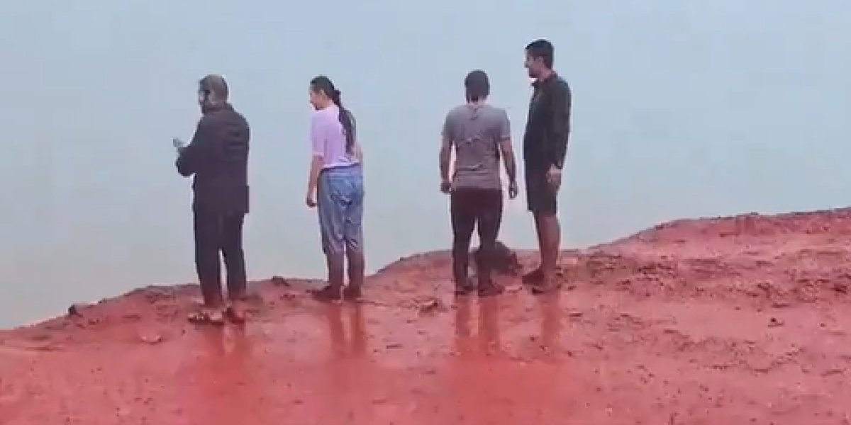 Playa roja en el Golfo Pérsico.