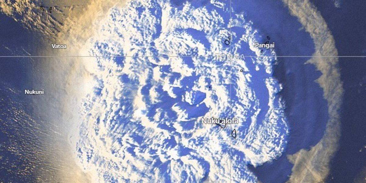 Un tsunami provocado por un volcán submarino hace que las personas evacuen en Tonga