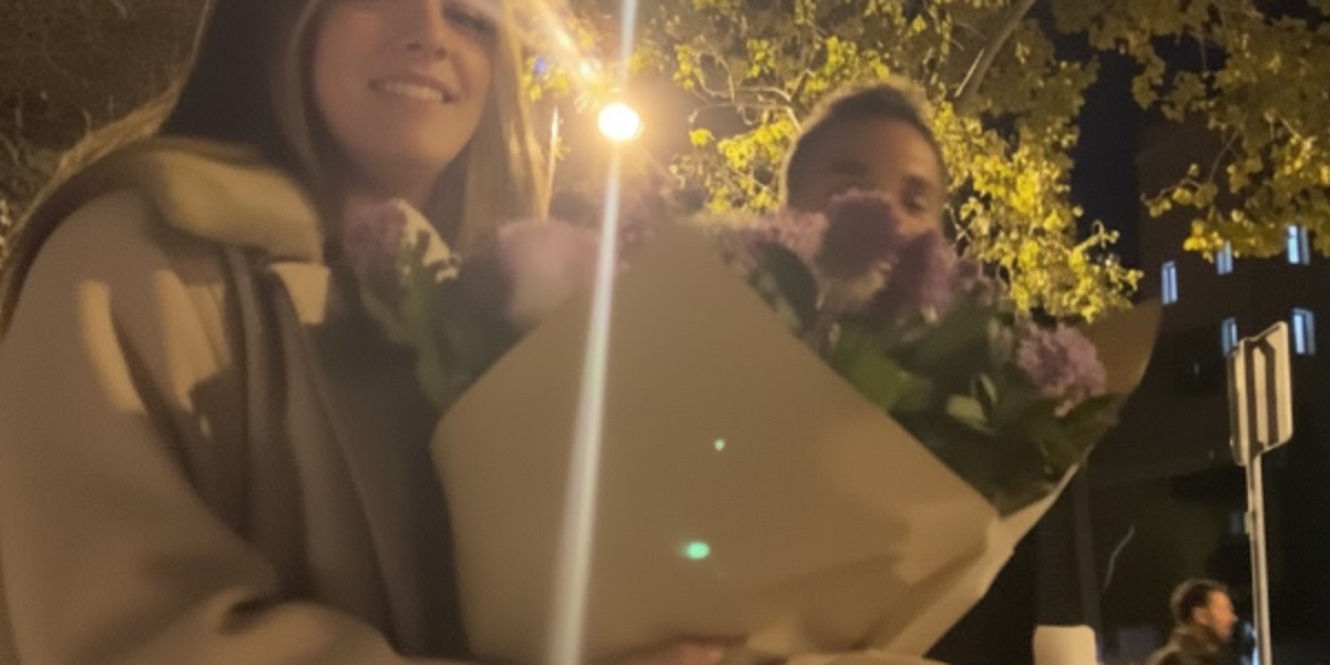 Una interrupción inolvidable: Leo Messi aparece por accidente en el vídeo de una pareja en Barcelona