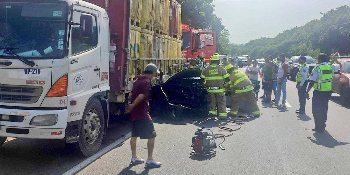 Al menos un fallecido por fuerte choque entre auto y camión en vía a la Costa