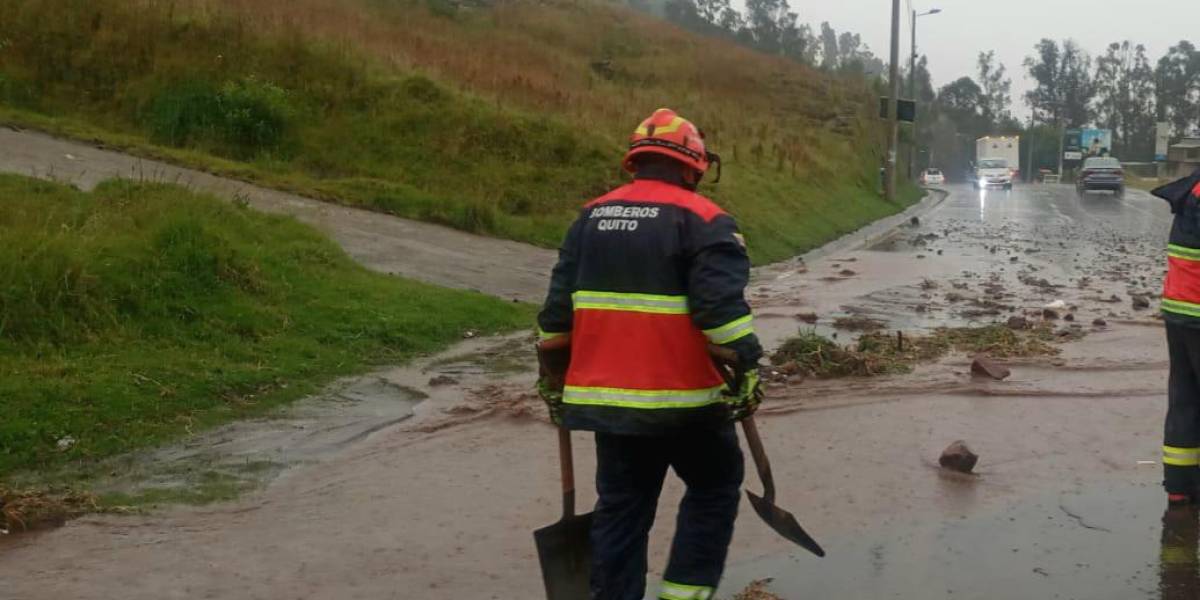 Quito: lluvias provocaron un deslizamiento de tierra en Conocoto