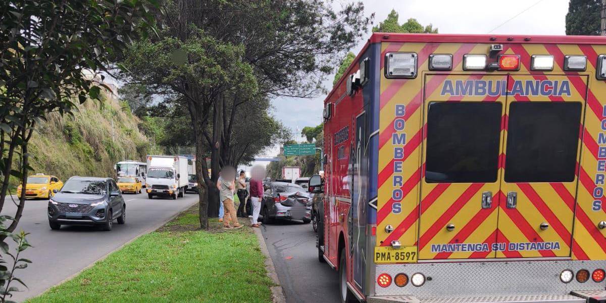 Quito | Cierre parcial en la av. Simón Bolívar por un choque múltiple