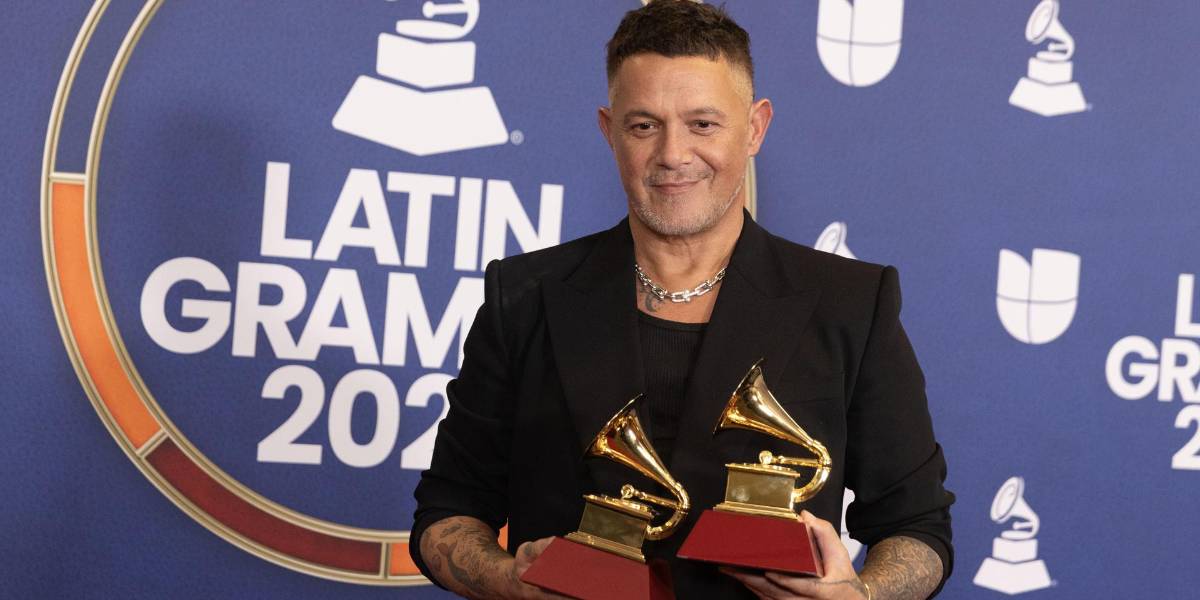 El cantante español Alejandro Sanz posa en la sala de prensa con sus premios al Mejor Álbum Pop Contemporáneo por Y ahora qué y al premio a la Grabación del Año por Palmeras en el jardín.