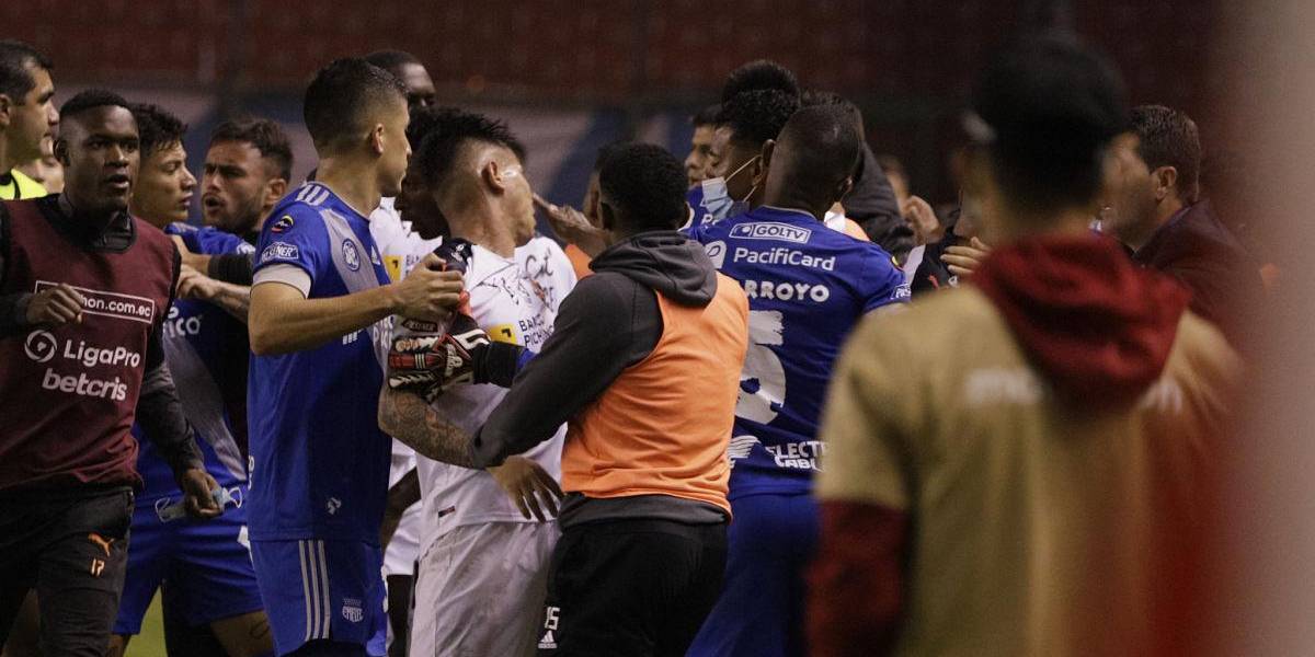 Jhojan Julio y Dixon Arroyo son suspendidos 2 meses