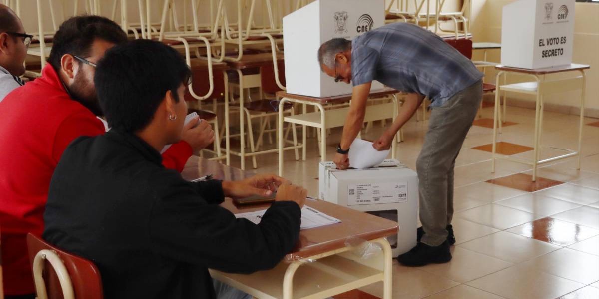 El CNE convoca a la consulta popular y referéndum 2024 que se desarrollará el 21 de abril