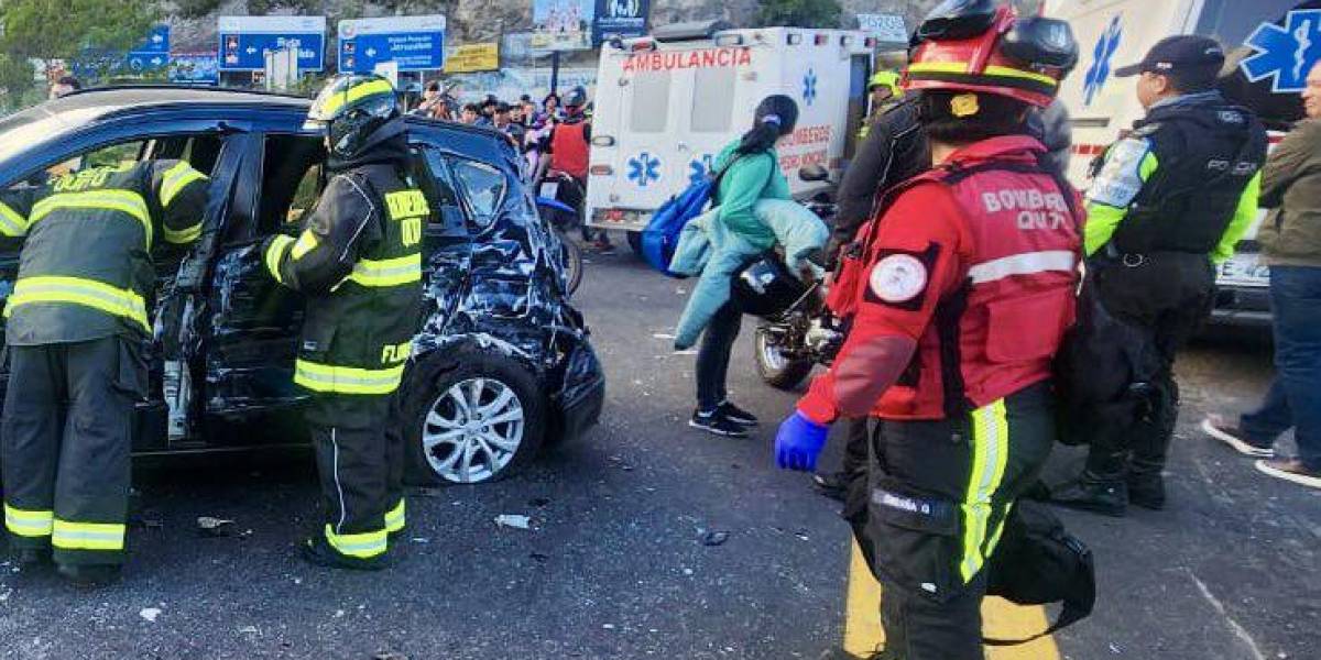 Un choque en la vía a Guayllabamba deja 15 heridos