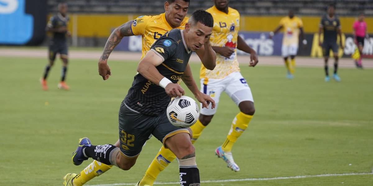 Cumbayá derrotó 2-1 al Delfín sobre la hora del partido