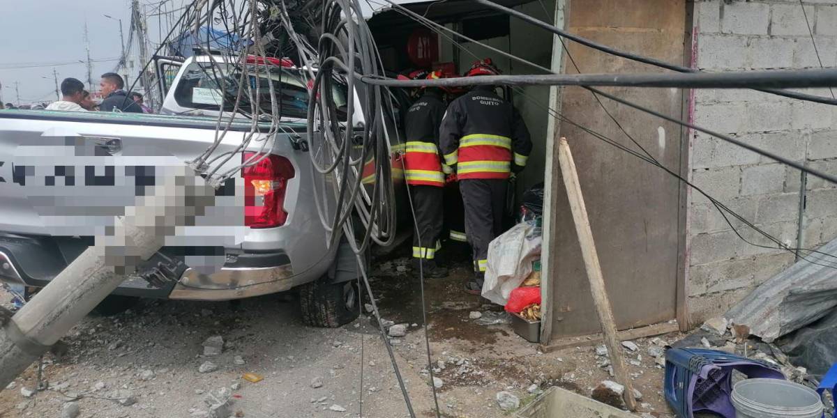 Una camioneta se estrelló contra un poste de alumbrado público en Quito