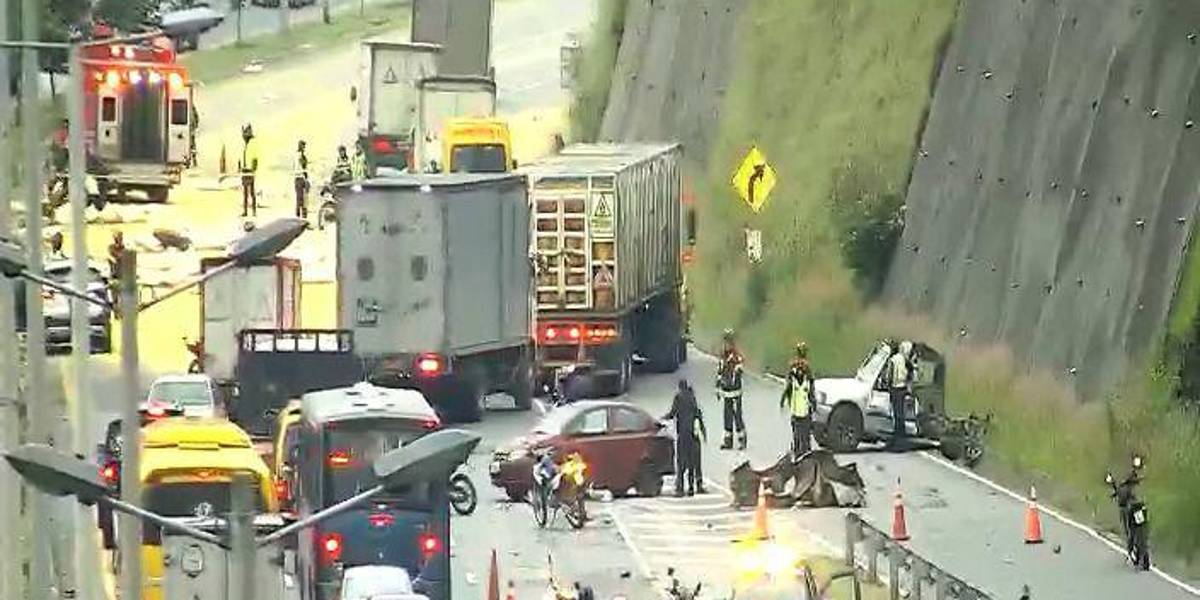 Quito | Un accidente de tránsito causó la muerte de una persona en la Ruta Viva; la vía se cerró totalmente