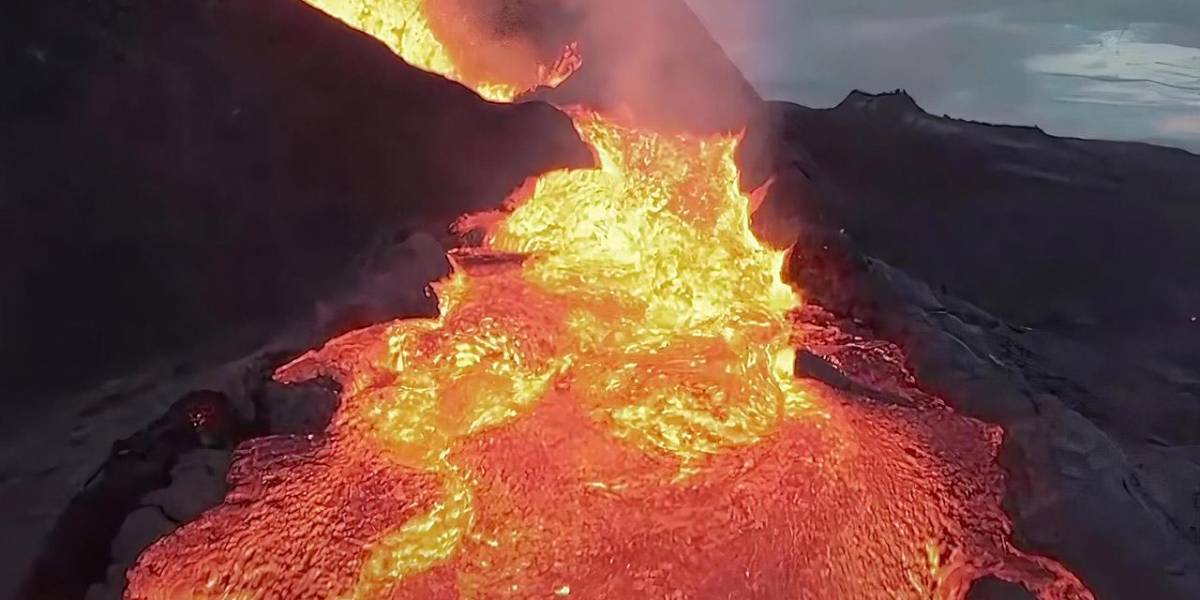 Un dron se estrella contra los chorros de lava de un volcán en erupción