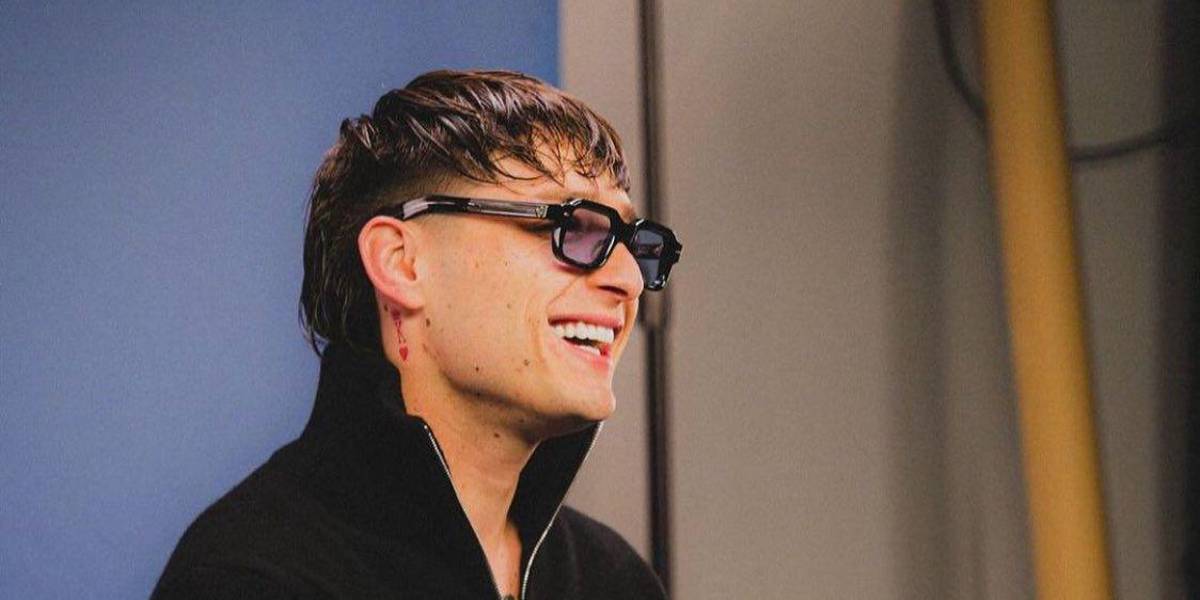 Peso Pluma se fracturó el pie en medio de un festival musical