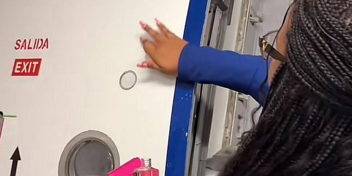 Una pasajera de Florida se hace viral tras persignar su avión antes de despegar