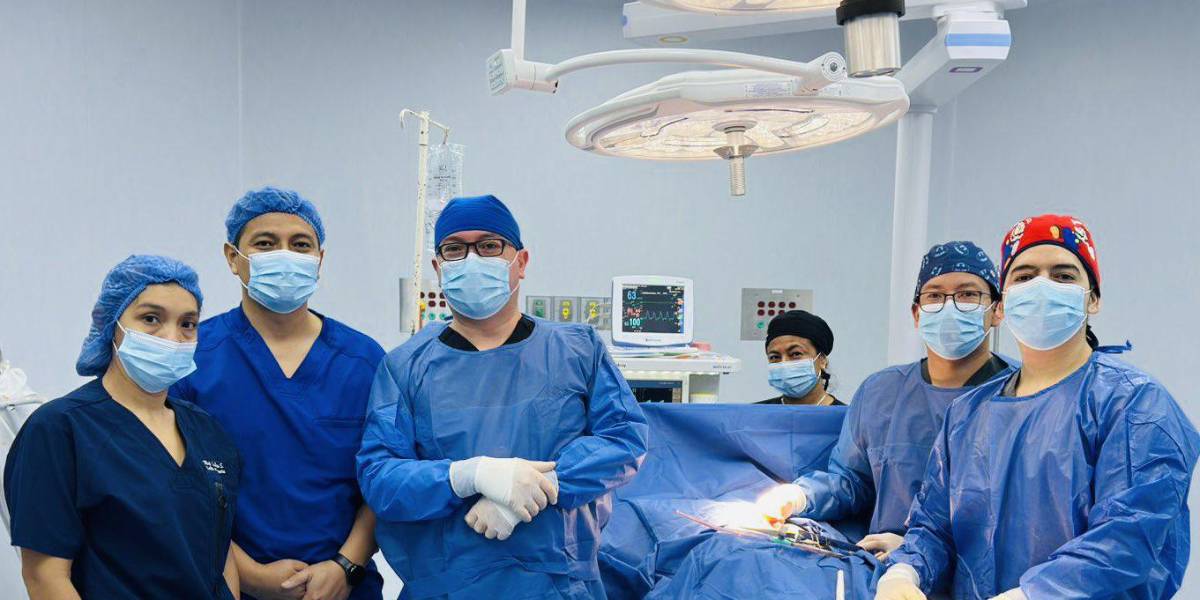 En Portoviejo, a una mujer le sacaron una bola gigante de cabello que pesaba dos libras