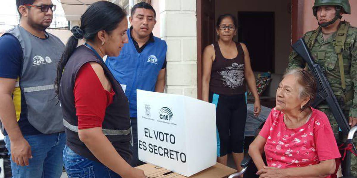Elecciones Ecuador 2023: el CNE cumplió con el simulacro del voto en casa a escala nacional