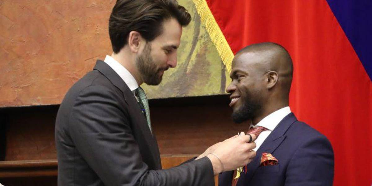 Enner Valencia fue condecorado por la Asamblea Nacional por sus logros deportivos