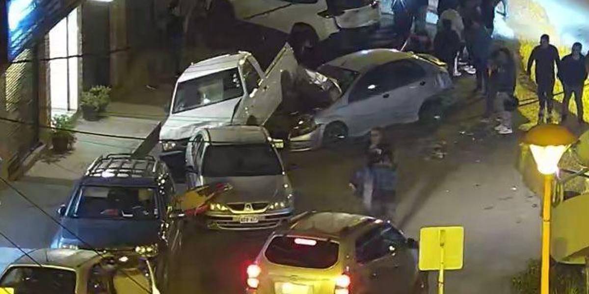 Cuenca | Un chofer de bus en estado etílico chocó contra 11 vehículos y dejó dos heridos