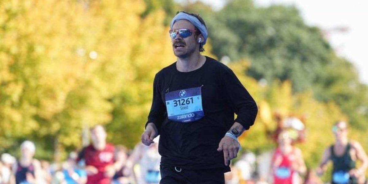 Harry Styles rompe récord personal al completar en menos de tres horas el Maratón de Berlín