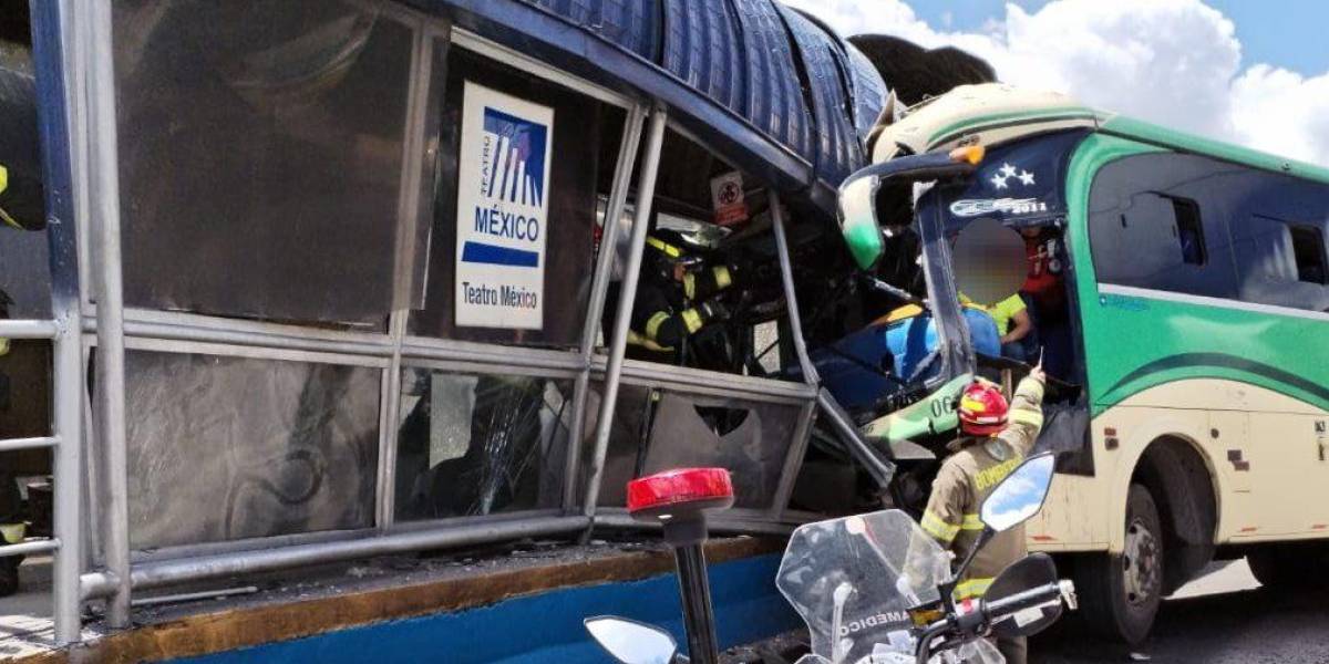 Quito: un bus se chocó contra una parada del Ecovía y deja siete heridos