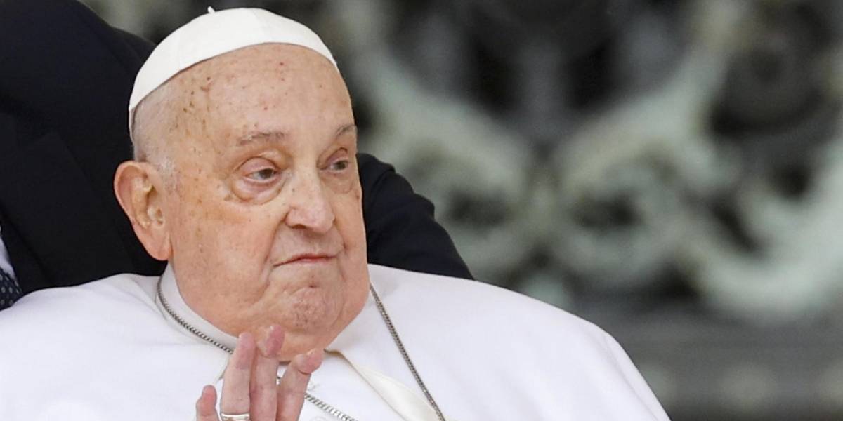 El Papa Francisco, sin asistencia de oxígeno, saludó a los fieles en San Pedro por Semana Santa