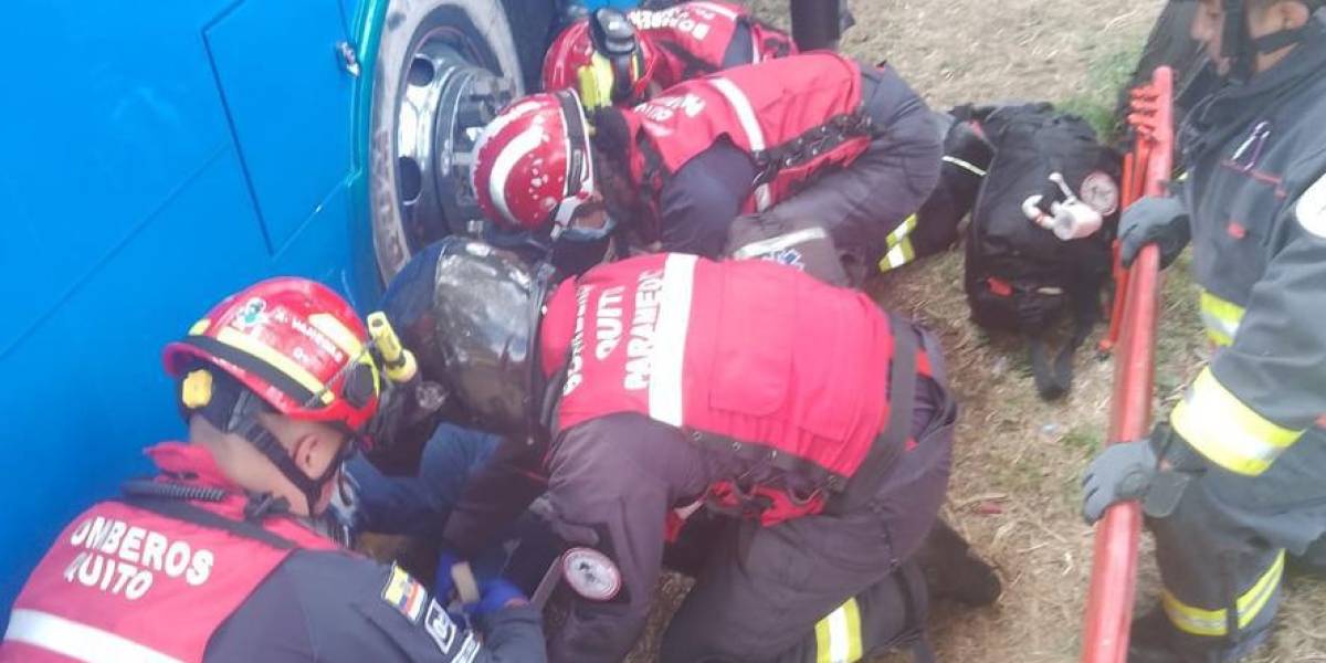 Quito: motociclista se fracturó la pierna tras impactarse contra un bus