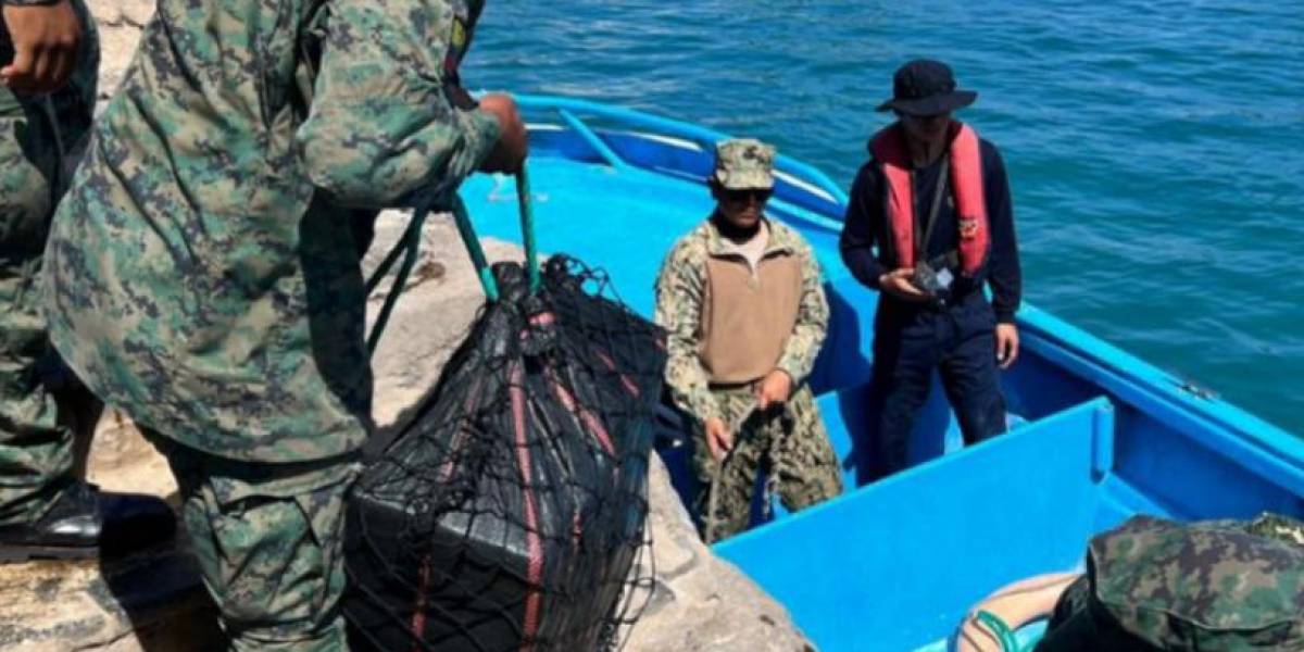 FF.AA. decomisan 55 bultos con droga en Galápagos; dos personas fueron detenidas
