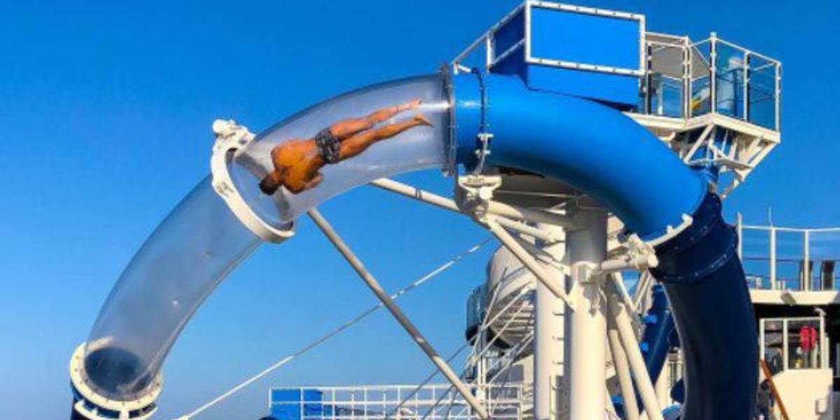 Video: Pasajera queda atrapada en un tobogán de un crucero