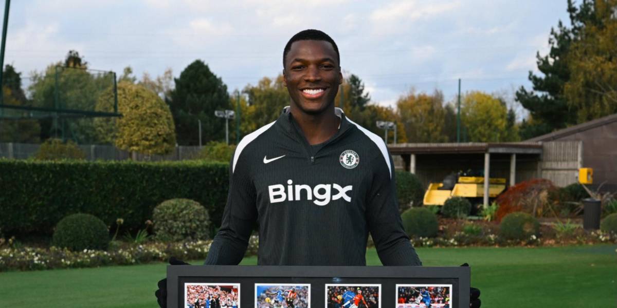 Moisés Caicedo recibe un reconocimiento por sus 100 partidos con el Chelsea