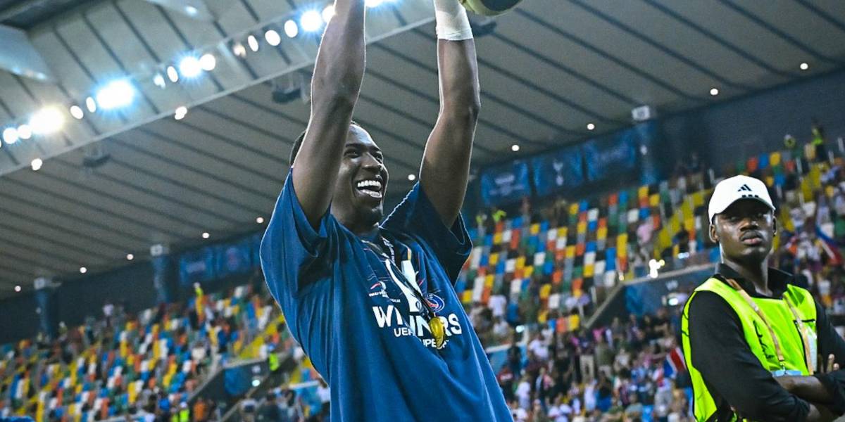 (VIDEO) Un jugador de la selección de Ecuador viajó para apoyar a Willian Pacho en la Supercopa de Europa