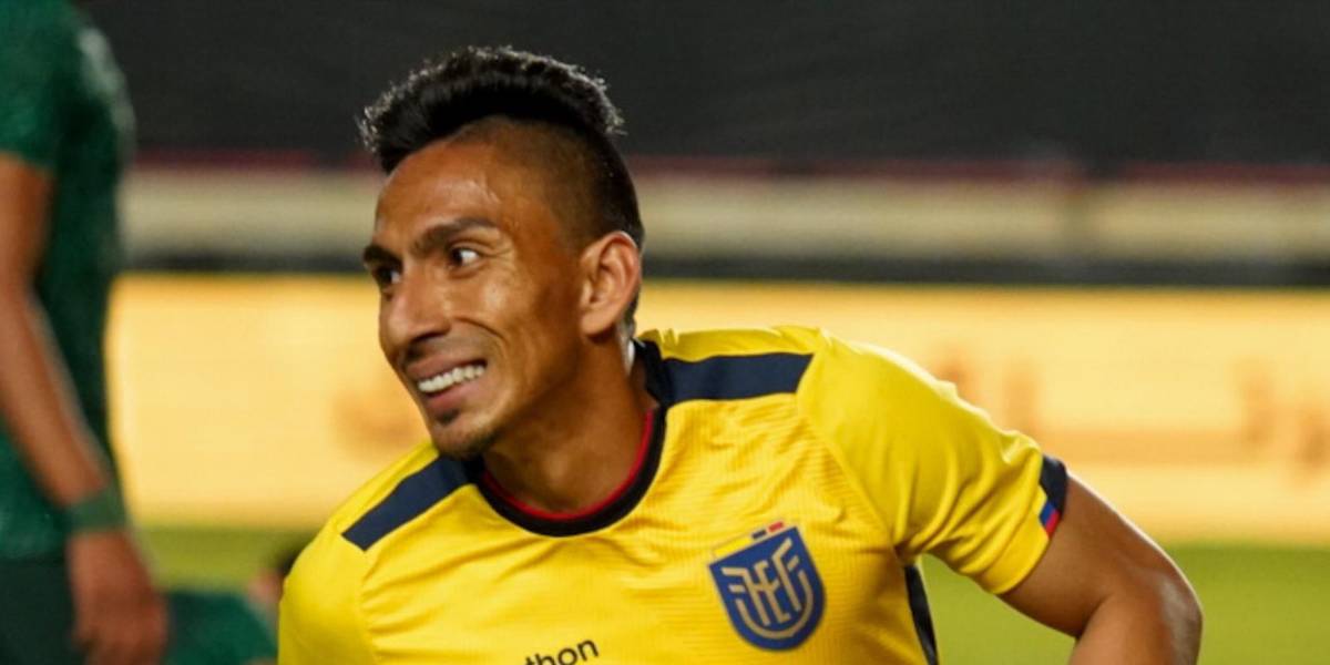 Ángel Mena defiende a Enner Valencia, tras fallar el penal en el amistoso con Japón