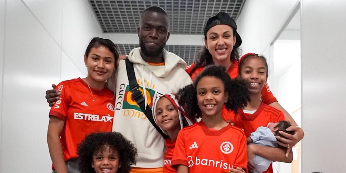 Enner Valencia fue recibido por una multitud de hinchas del Inter de Porto Alegre