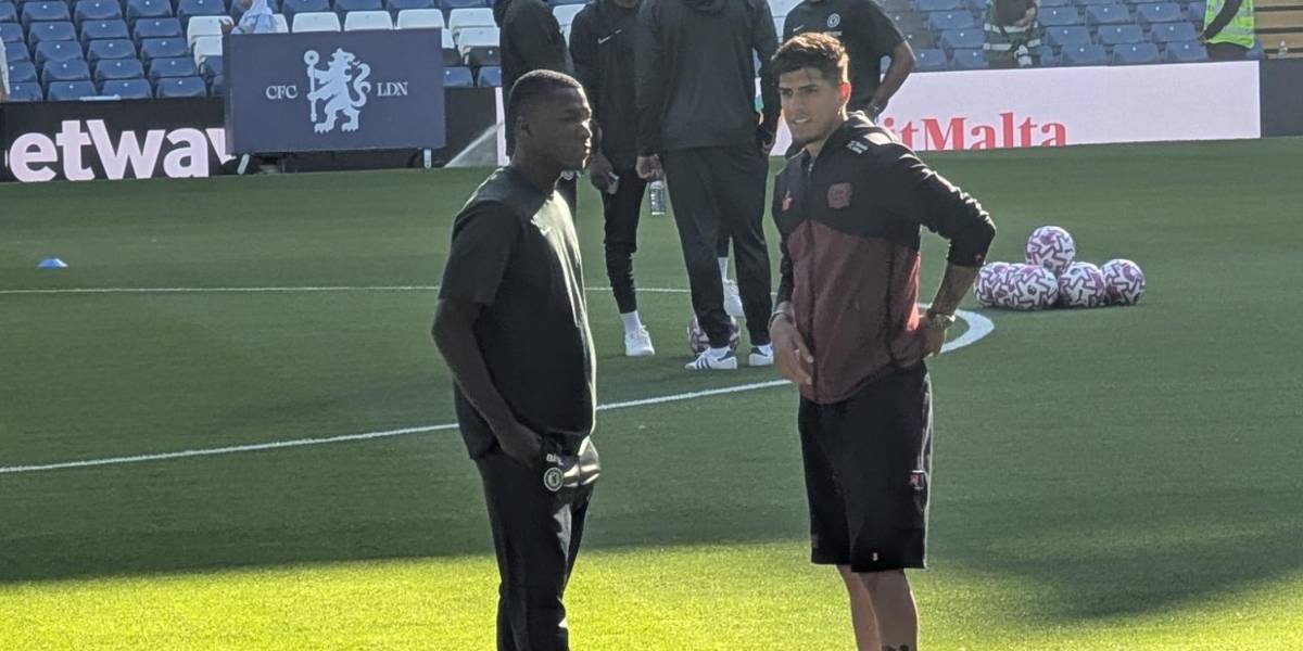 (VIDEO) Piero Hincapié y Moisés Caicedo conversaron antes del Chelsea vs. Leverkusen