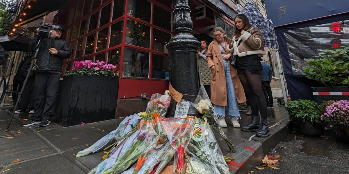 Fans rinden homenaje a Matthew Perry en la fachada del departamento de Friends
