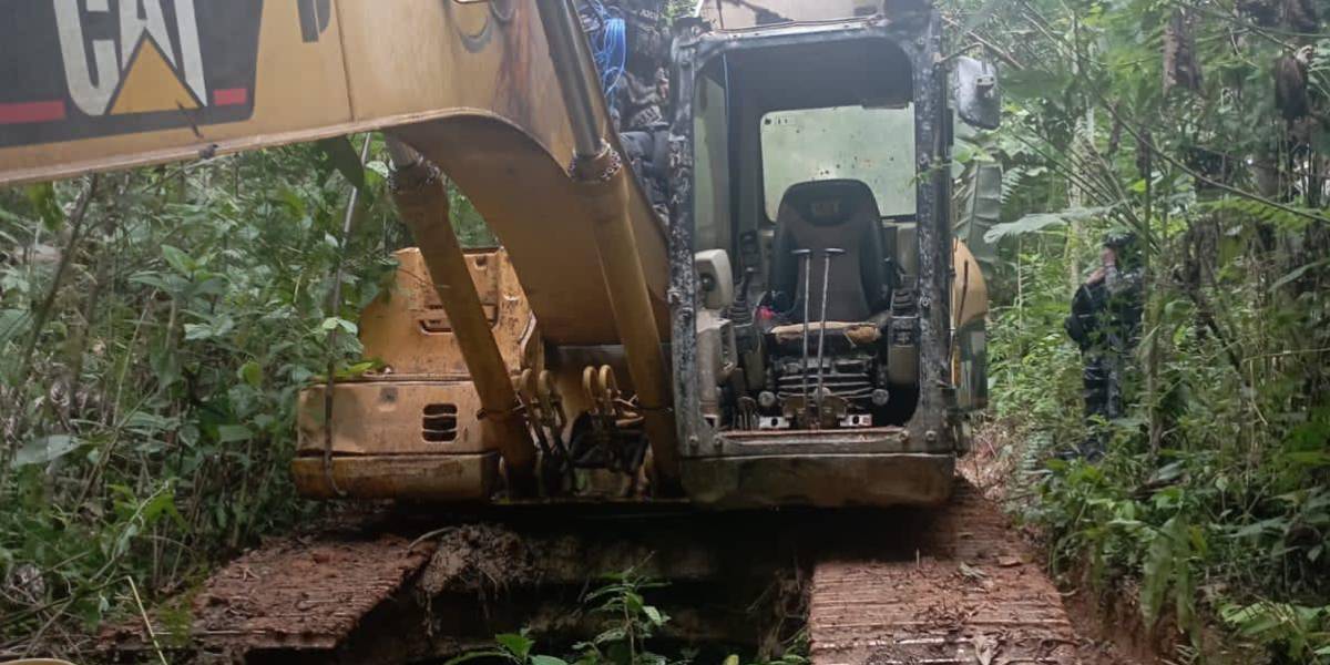 Las Fuerzas Armadas destruyeron maquinaria de minería ilegal en Napo y Orellana