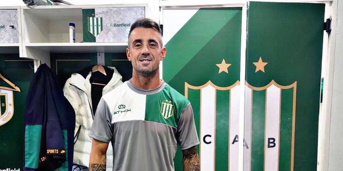 Damián Díaz ya luce la camiseta del Banfield de Argentina