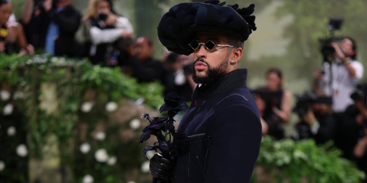 Bad Bunny enloquece a los fans al mostrarse cariñoso con un hombre en un bar de Nashville