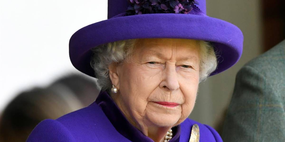 La reina Isabel II, bajo supervisión médica; la familia real viaja para estar con ella
