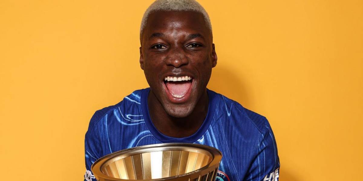 Moisés Caicedo, al ritmo de Bad Bunny y Jombriel, celebró el título de la Conference League