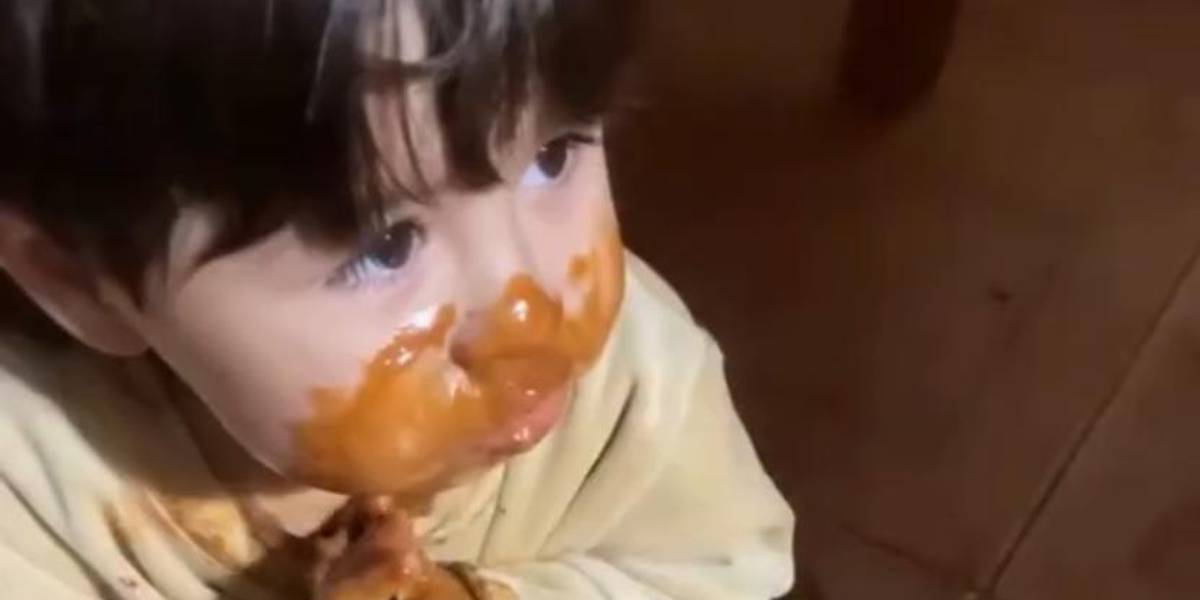 ¡Captado con las manos en la masa! Un niño y un dulce de leche y causan furor en redes sociales