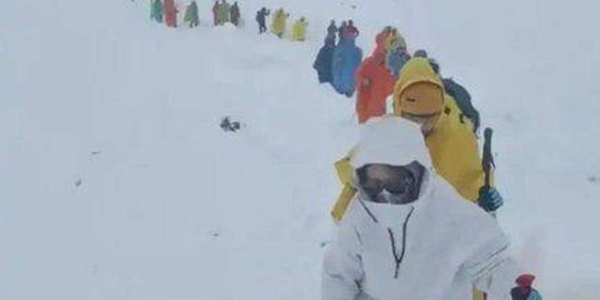 Tormenta en el Everest deja a cientos de excursionistas atrapados en el Tíbet