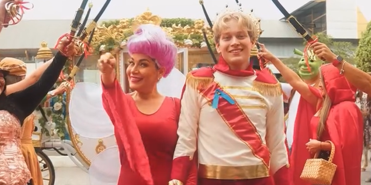 Iván Farah se viste de Príncipe Encantador de Shrek 2 para votar en la Consulta Popular 2025