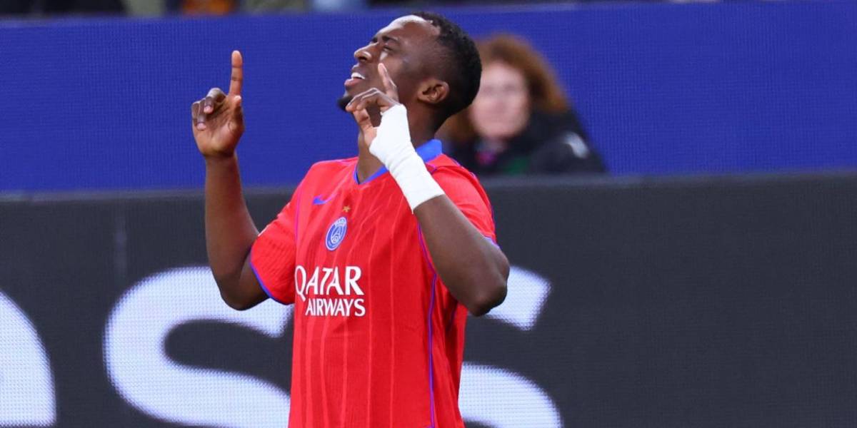 Los impresionantes números de Willian Pacho en la victoria del PSG sobre el Bayer Leverkusen